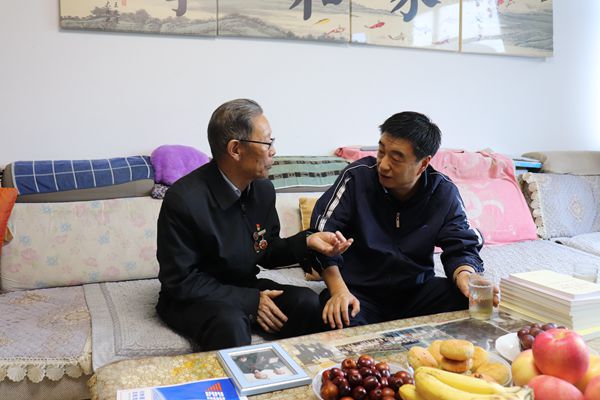 副校长吕海潮（右）与老干部乔森（左）促膝交谈_副本.jpg