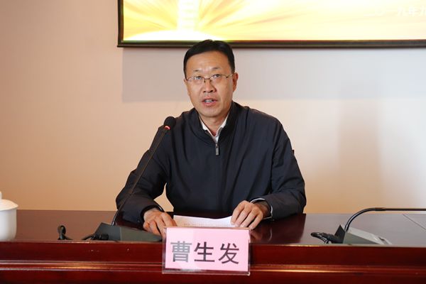 教务处处长曹生发宣读教学安排.JPG