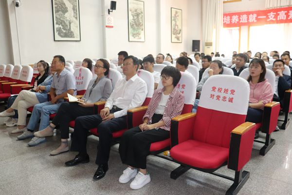 省委党校组织处调研员赵昌（前排左三），我校副校长王凤莲（前排右三）出席开学典礼.JPG