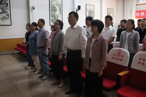奏唱国歌.JPG