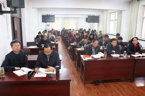 教职工认真聆听_副本.jpg 教职工认真聆听_副本.jpg