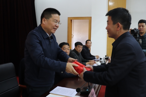 颁发结业证书.JPG