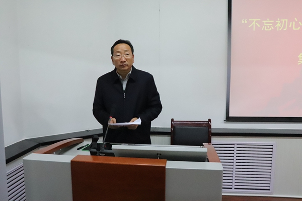 副校长刘延生主持会议.JPG