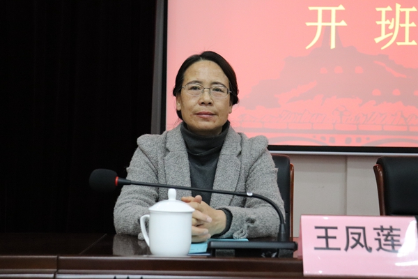 我校副校长王凤莲宣读教学计划.JPG