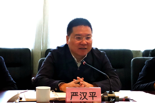 市委副书记、党校校长严汉平主持会议并讲话.JPG