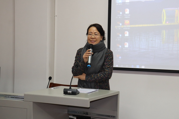 副校长王凤莲主持会议.jpg