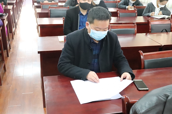 图书馆馆长王永红组织学习和汇报工作.JPG