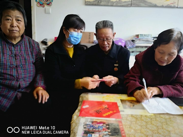 老干部乔森（右二）为疫情防控捐款.jpg