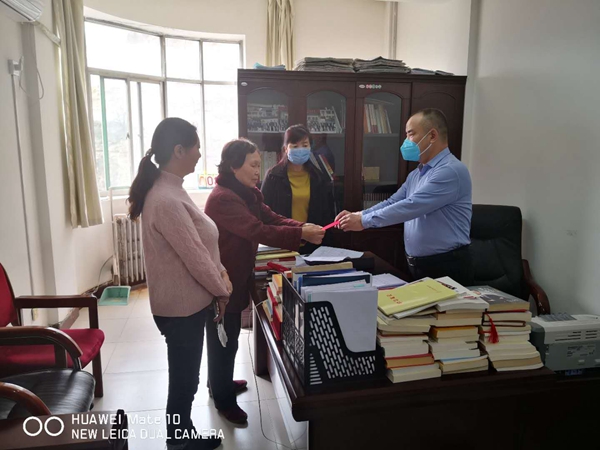 老干支部书记崔藻（左二）向机关党委提交老干部捐款.jpg