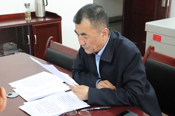 常务副校长刘卫平亲自主持讨论编审.JPG