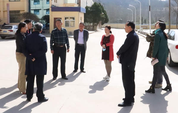 考察组实地查看我院校园文化建设情况。.JPG