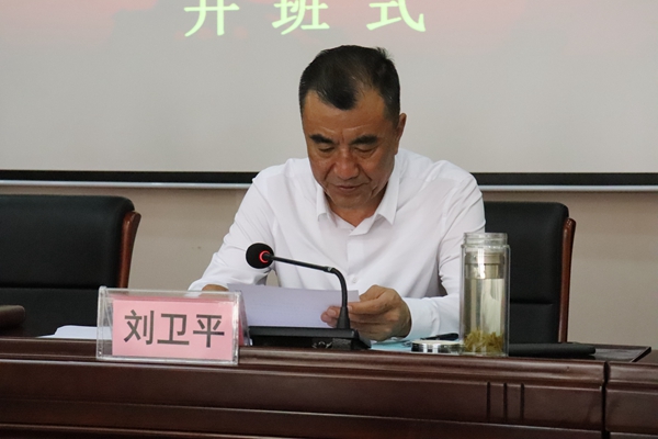 我校常务副校长刘卫平宣读教学计划.JPG