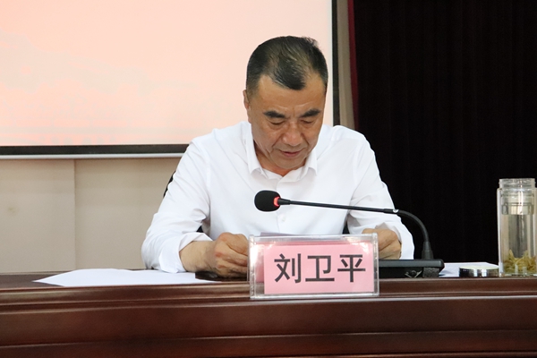 我校常务副校长刘卫平宣读教学工作计划.JPG