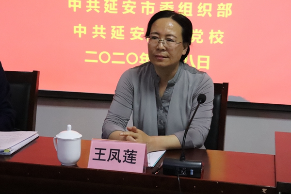我校副校长王凤莲宣读教学计划.JPG