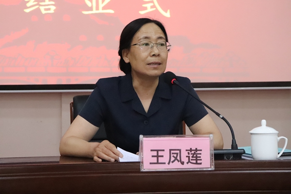 副校长王凤莲主持并讲话.JPG