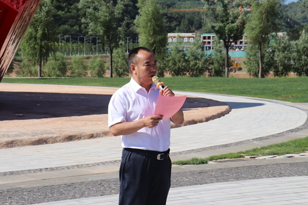 机关党委书记冯云星主持.JPG