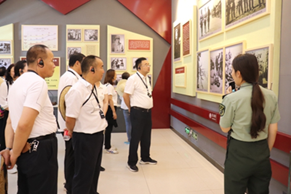 参观南泥湾大生产展览馆.JPG