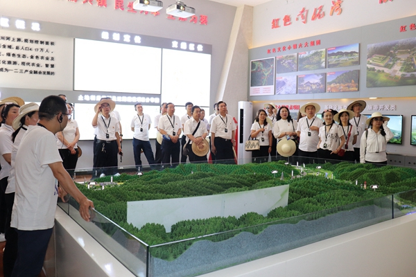 参观南泥湾开发区规划建设展览馆.JPG