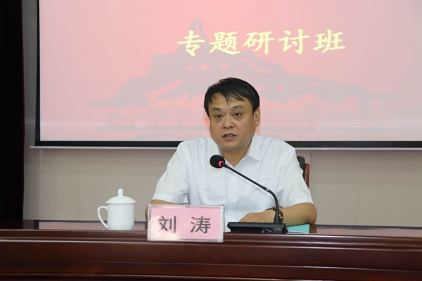 市委组织部副部长刘涛主持开班式并讲话.jpg