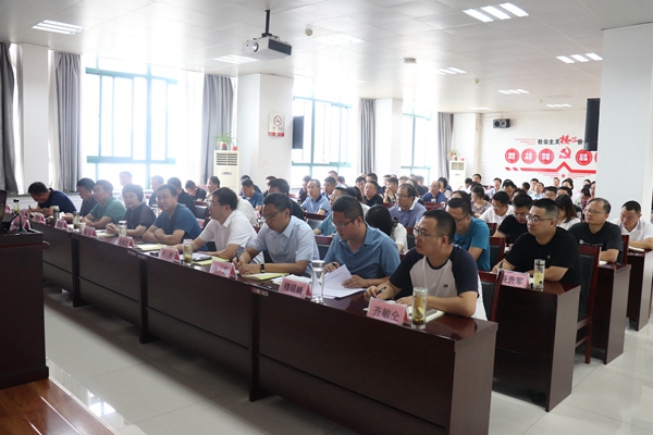 学员认真聆听.JPG