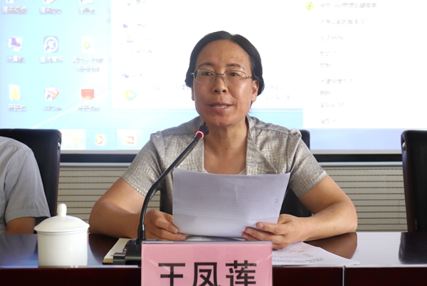 副校长王凤莲宣读表彰决定.jpg