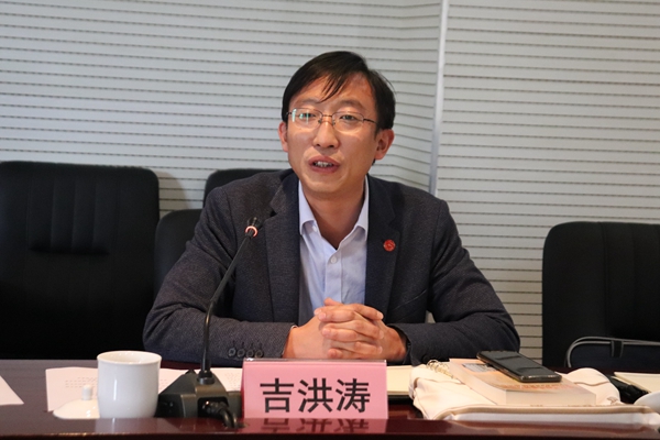 中国延安干部学院办公厅副主任吉洪涛汇报工作.JPG