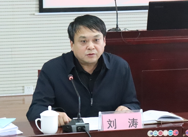 市委组织部副部长、市委人才办主任刘涛主持会议.JPG