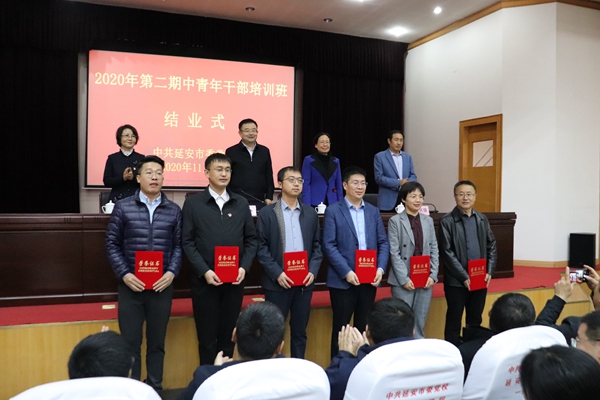 优秀班干部获得者.JPG
