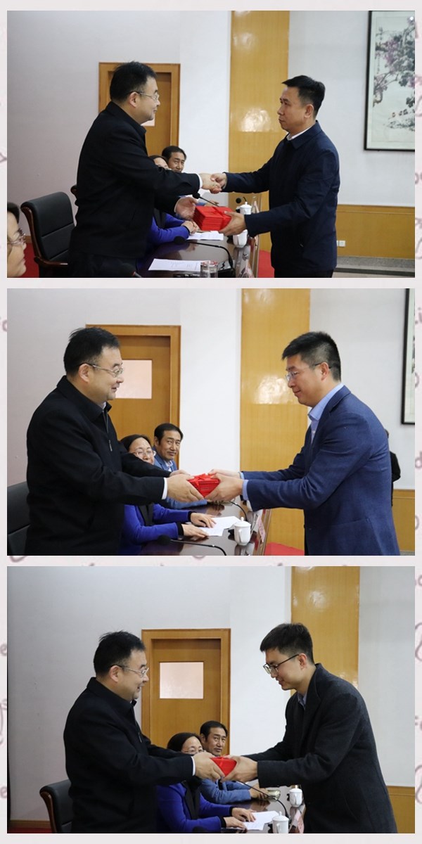 颁发结业证书.jpg 颁发结业证书.jpg