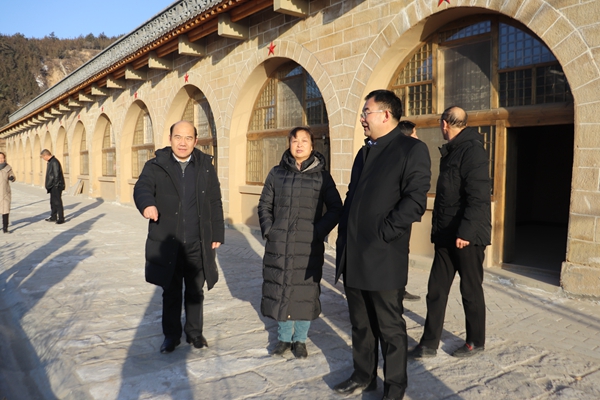实地查看教学基地.jpg
