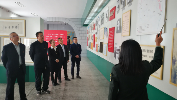参观谢子长烈士陵园陈列馆（武炜拍摄）.jpg