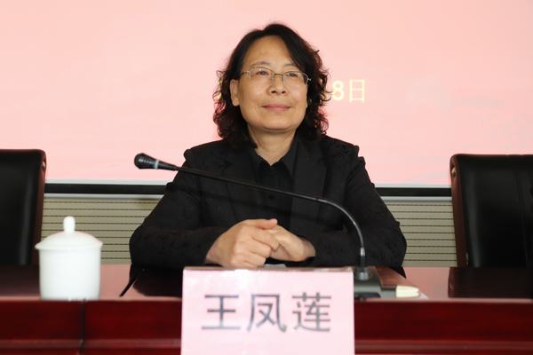 副校长王凤莲主持结业式.JPG