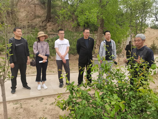 海棠花前聆听任志贞同志革命的一生.png