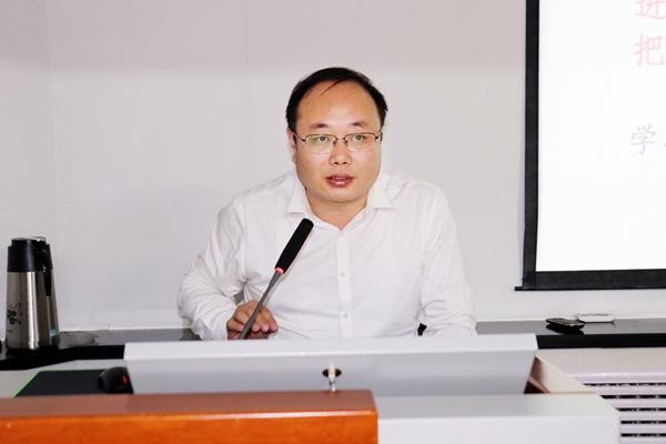 方伟老师讲授《 刘志丹、谢子长早期的革命经历以及历史贡献》.jpg