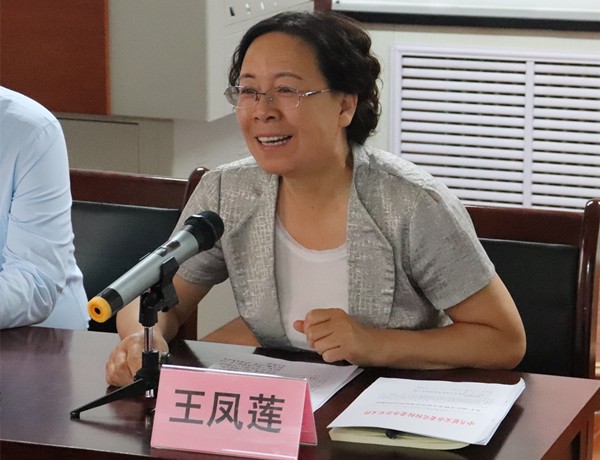 副校长王凤莲主持会议_副本.jpg