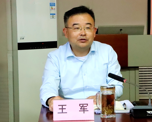 我校常务副校长王军主持会议并讲话.JPG
