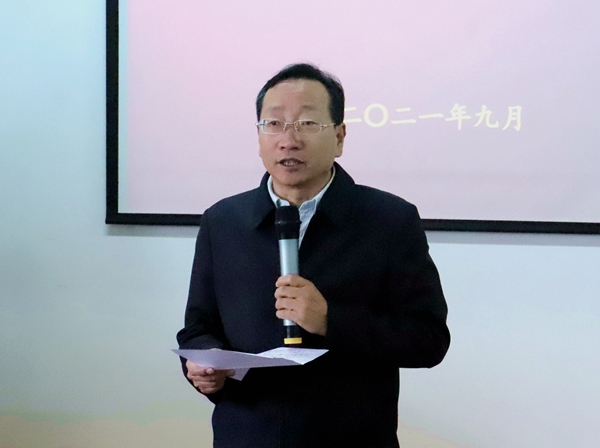 副校长刘延生主持会议.JPG