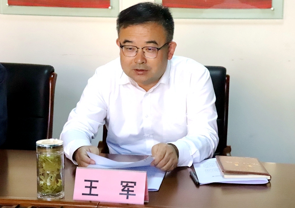 常务副校长王军主持会议并汇报工作.JPG