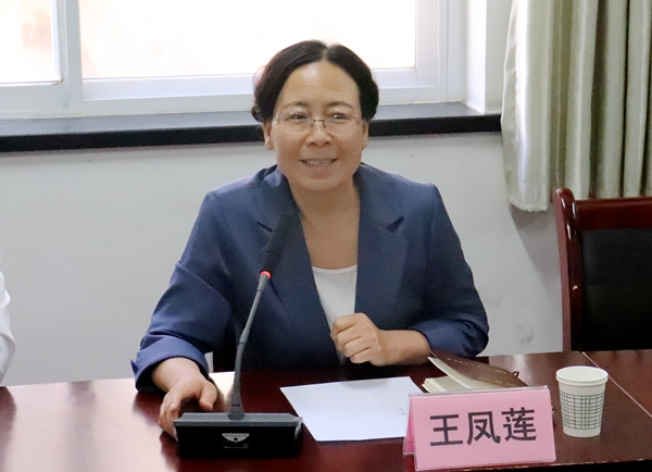 副校长王凤莲主持会议.JPG