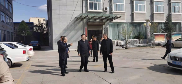 1市委党校党务副校长查看党校大院.jpg