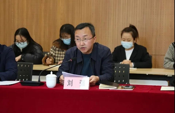 3延川县委党校常务副校长刘强汇报了党校办学情况.jpg