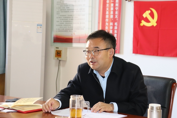 1常务副校长王军主持会议.JPG