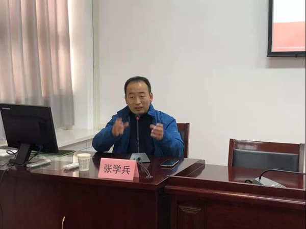 7延安职业技术学院附中教师、国家二级心理咨询师张学兵,就家庭建设及良好家风传承进行讲授。.jpg 7延安职业技术学院附中教师、国家二级心理咨询师张学兵,就家庭建设及良好家风传承进行讲授。.jpg