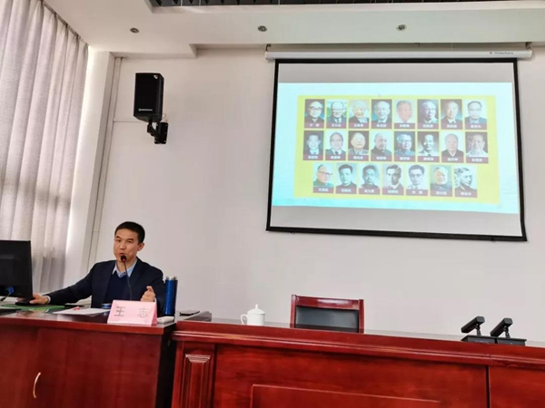2中国延安干部学院副教授王志,为学员解读《习近平新时代中国特色社会主义思想的立场观点方法》.jpg 2中国延安干部学院副教授王志,为学员解读《习近平新时代中国特色社会主义思想的立场观点方法》.jpg