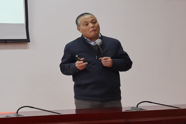 2省社科院社会学所研究员、省社工协会副会长兼副秘书长谢雨锋讲授专题课《社区社会工作理念和专业手法》.jpg