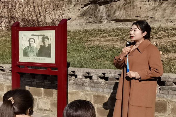 6王家坪革命旧址副主任闫娟讲授现场课《毛泽东与毛岸英特殊父子情》.jpg