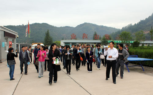 我校2013年第二期科级干部进修班赴甘泉县进行实地教学并拓展训练 第 1 张
