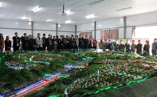 我校组织主体班学员赴新区考察并开展植树活动 第 2 张