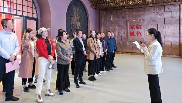 我校开展“锤炼党性修养，培育优良家风”主题党日活动 第 2 张